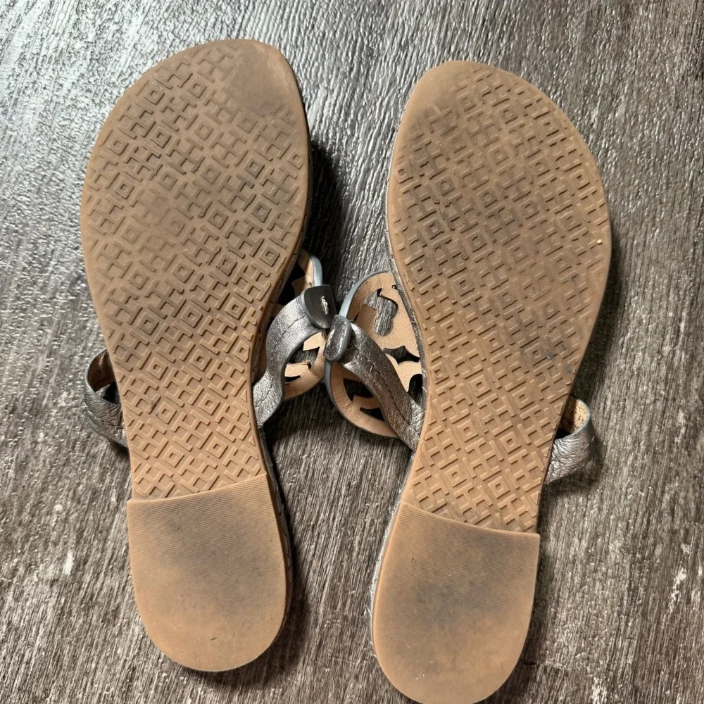 Tory Burch Miller Sandals Womens 6.5 Metallic Pewter Quilted Leather Flat Thong